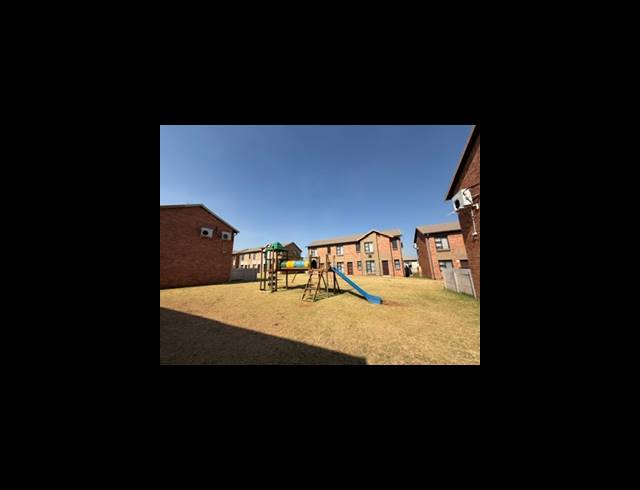 2 BEDROOM TOWNHOUSE FOR SALE IN ALBERTSDAL